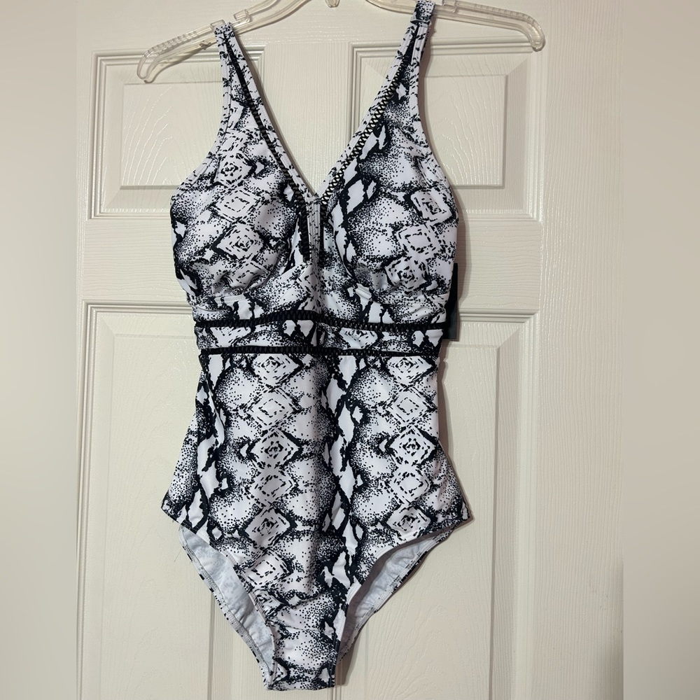 DACI Women’s Black & White Abstract One Piece Swimsuit NWT Size L